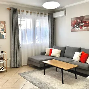Quiet & Spacious Center - 4 Min Walk Apartment